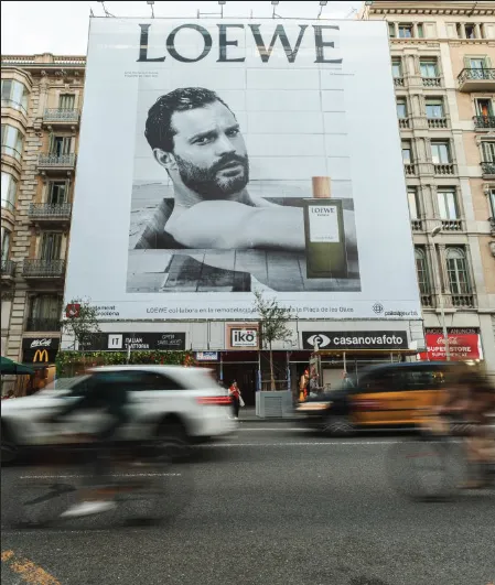 Building wrap de gran formato de Loewe en fachada premium (campaña real)