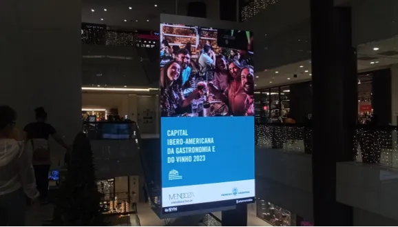 Pantallas LED indoor de campaña de turismo gastronómico de Mendoza (campaña real)