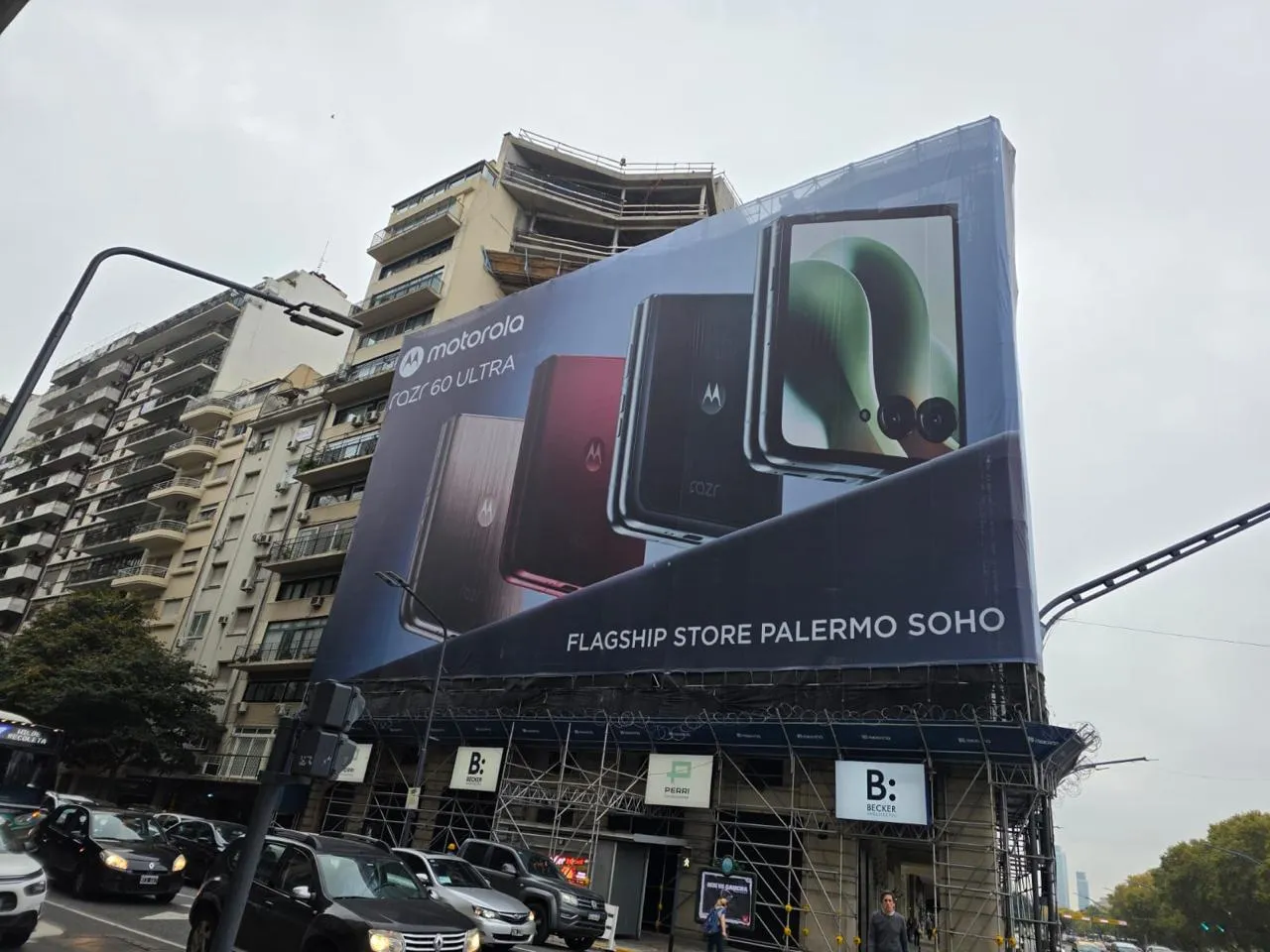 Building wrap de Motorola Razr en fachada de flagship store (campaña real)