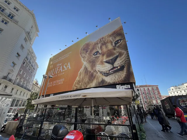 Espectacular de gran formato del estreno de Mufasa en esquina insignia (campaña real)