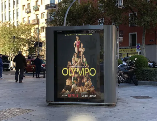 Mobiliario urbano premium con el estreno de Olympo de Netflix (campaña real)